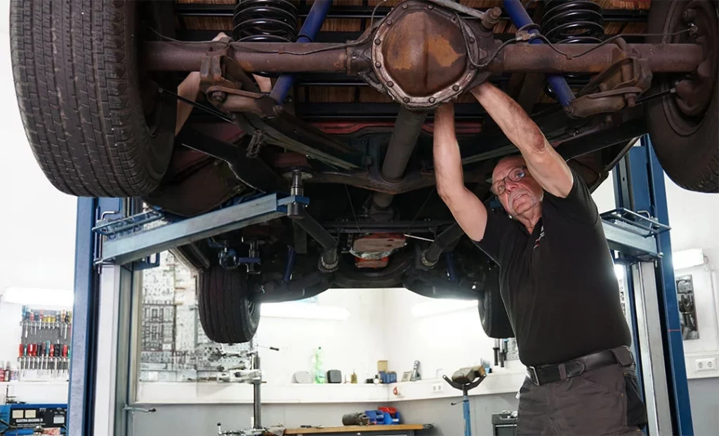 erz-automobiltechnik-beim-reparieren2